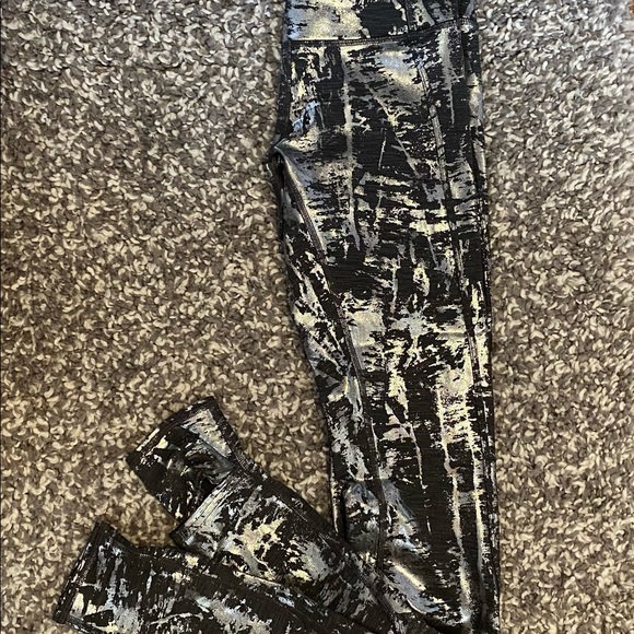 Lululemon black silver foil wunder under 28" - Picture 4 of 5